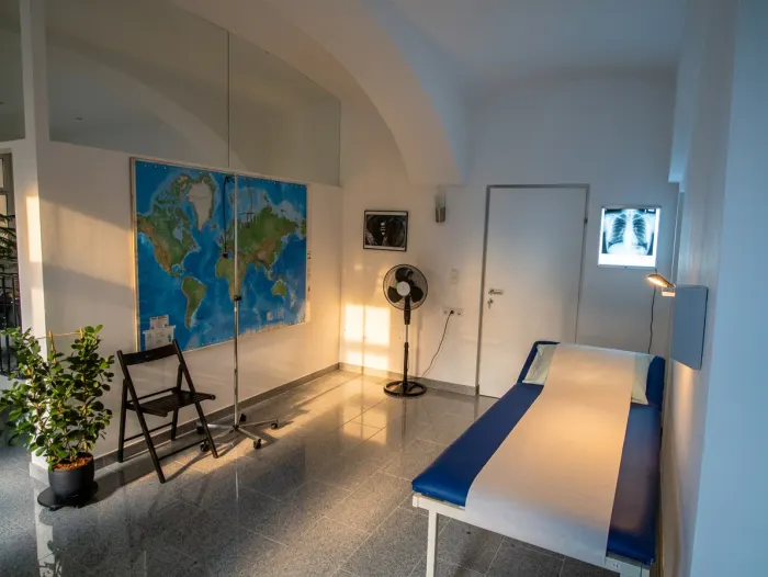 Untersuchungsraum mit Endoskopie-Arbeitsplatz